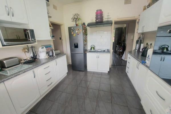 3 Bedrooms and 2 bathrooms
Close to schools, shopping centre and easy access to  N17 highway 
Fitted kitchen
Spacious rooms
Big ...