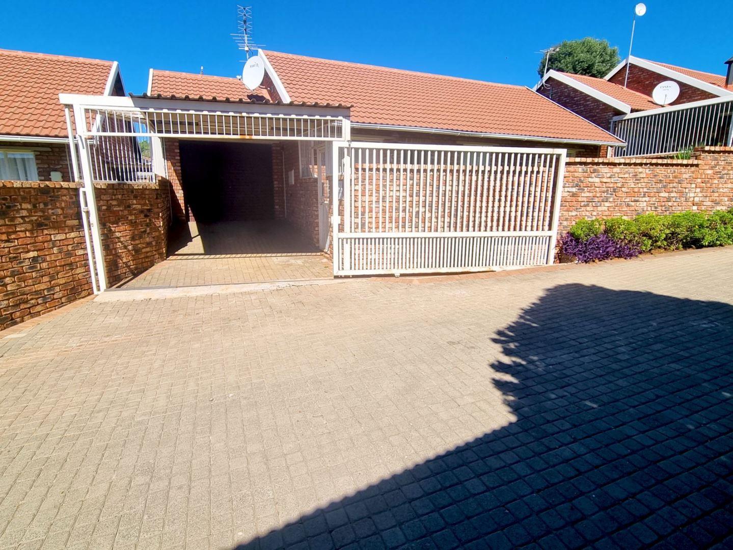 3 Bedroom Townhouse for sale in Uitsig - P24-114277132