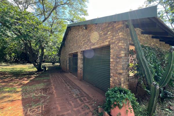 This secure and peaceful property is excellent for nature lovers to rent.
Nestled on a small holding and 25 min drive to Pretoria-east ...