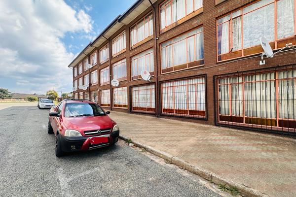 This spacious ground floor flat comprises of a tiled entrance with security gate leading to a spacious lounge area, Kitchen is well ...