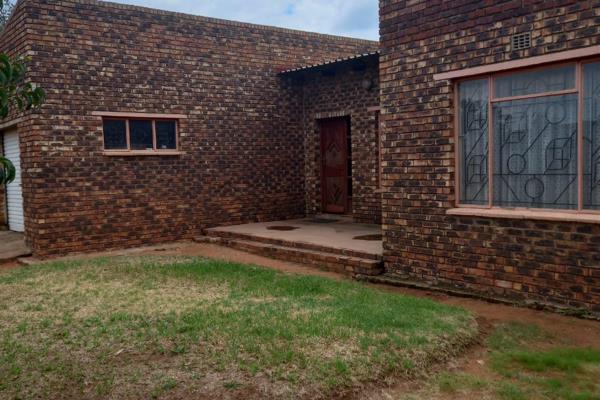 This Property offers you:

- Kitchen 
- Dining room 
- Lounge/Tv room
- 3 Bedrooms
-  Bathrooms 
- 1 Garage 
- Outside Toilet 