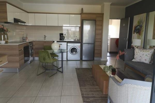 1 bedroom modern top floor luxury apartment in the heart of Waterfall Midrand.

Lovely 1 bedroom 1 bathroom, open plan kitchen and ...