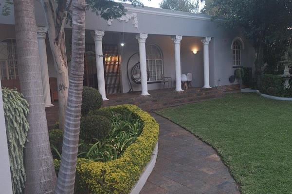 Beautiful 4 bedrooms, 3 bathrooms and 2 extra toilets house for sale in an upmarket and established area of Protea Park.
It is an ...