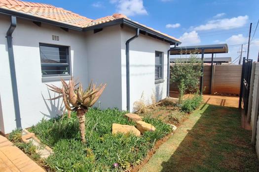3 Bedroom House for sale in Chiawelo