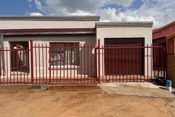 Spacious Family Home
Charming family house nestled in the heart of Phase 2 Blomanda. Boasting ample space and modern amenities, this ...