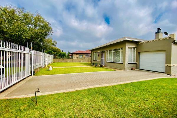 This stunning modernised home in Dalview offers a luxurious living experience with liminated and wooden floors throughout. 
The ...