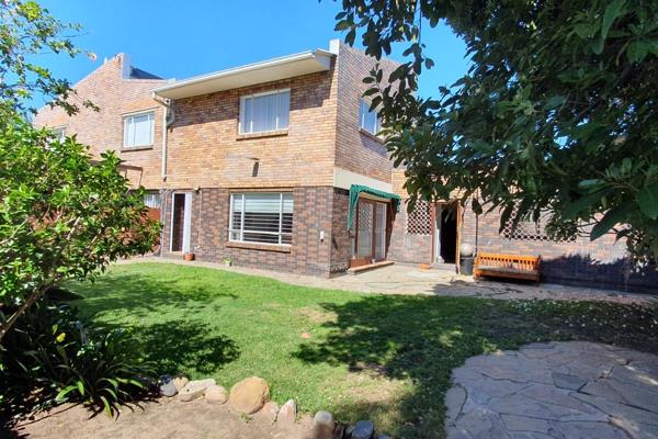 Charming three-bedroom townhouse nestled in the heart of Rosebank, Cape Town. 
This complex is home to a Family orientated Community ...