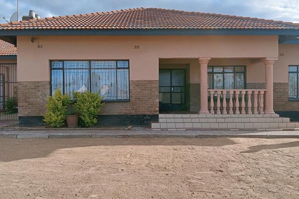 HOUSE FOR RENTAL IN SESHEGO ZONE A

Beautiful 3-bedroom house with 2 bathrooms. Lovely kitchen and dining room plus lounge. Enjoy your ...