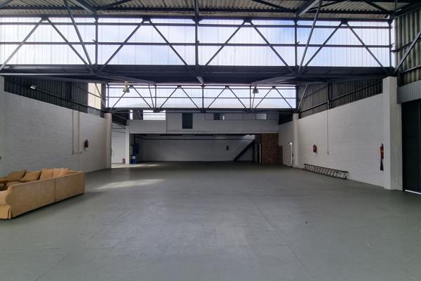 -Warehouse size: 620sqm

-Floor Space: +-430sqm

-Extra floor space: +-110sqm

-Mezzanine Space: +-80sqm

-Height to Eaves: 5m to eaves 

-160Amps three phase power 

Main Features: 

-This expansive warehouse boasts a robust ...