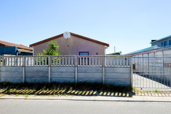 Entering this home to a lovely open plan fully fitted kitchen and lounge being neat and spacious.
There are 2 bedrooms which the ...