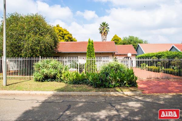 Set on a 1 100 m&#178; stand, this property offers 3 bedrooms with built in cupboards, study (possible 4th bedroom),  2 bathrooms (main ...