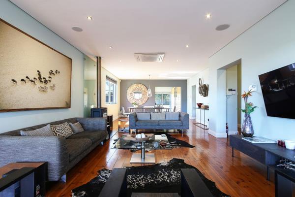 Exclusive Sole Mandate /

Located in the sought-after suburb of Green Point, this stylish property offers the ease of lock-up-and-go ...