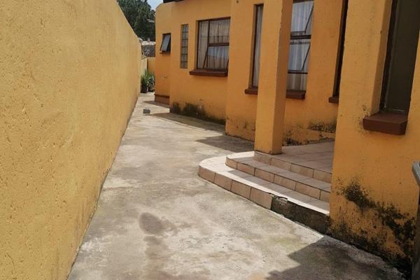 3 bedroom
BIC
kitchen fully fitted 
Dinng room 
Lounge
Semi-Paved 
Wall and gate 
