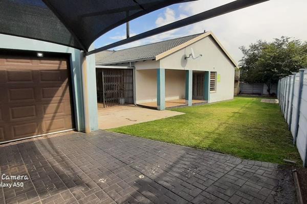 Spacious house is offering the following:

5 Bedroom, spacious with BIC
3.5 Bathroom ...