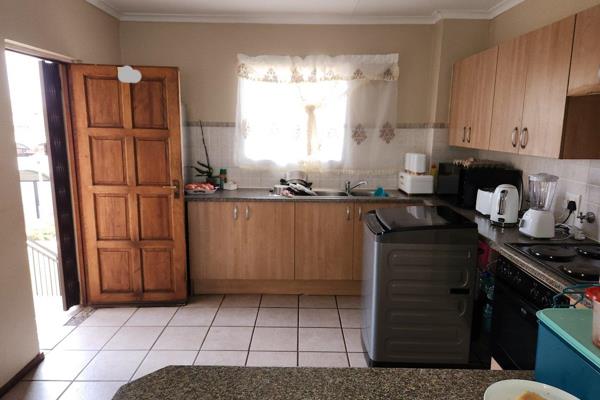 This flat is one of the larger ones in the complex.  It offers 2 good sized bedrooms; the main is very spacious and easily will fit a ...