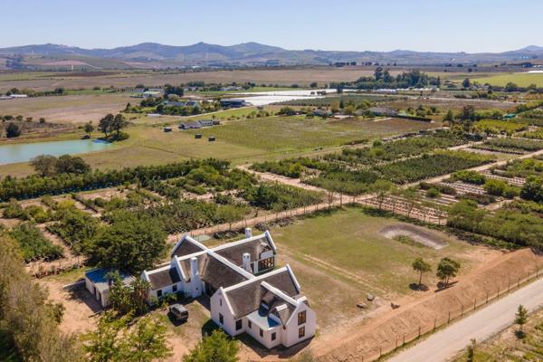 4.5 Ha farm for sale in the Stellenbosch Golden Triangle
Top Class Wine Estates
Extras:
Underground Wine Seller
Veranda
Braai ...