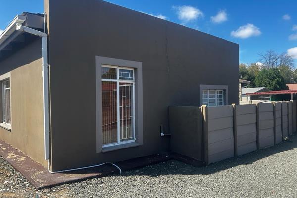 This affordable and neat townhouse is located in Standerton Central close to the central business district. It is secured with walls ...