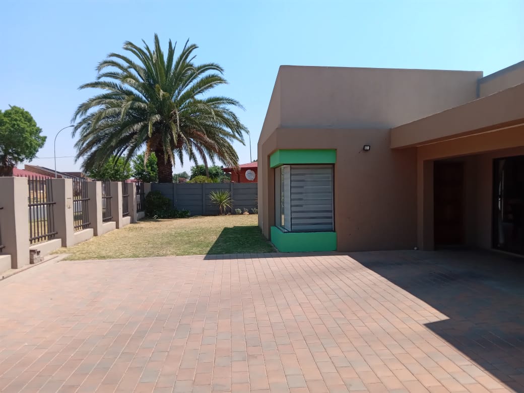 5 Bedroom House for sale in Mackenzie Park P24114290330