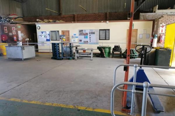 3 phase electricity
3 offices plus large workshop
Front and Back large roller shutter ...