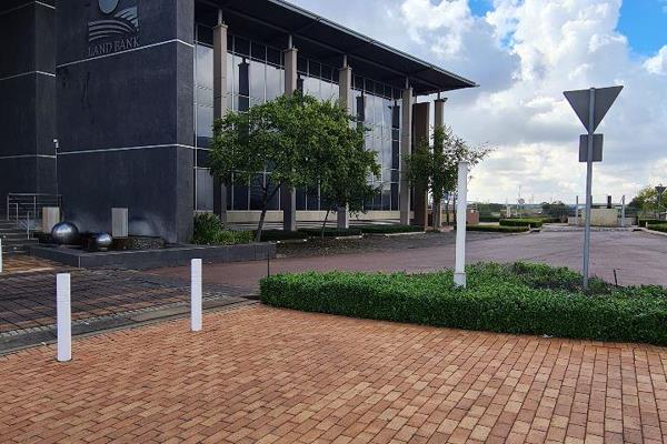 Large office building to rent in Highveld Technopark. 

This office area consists of: ...