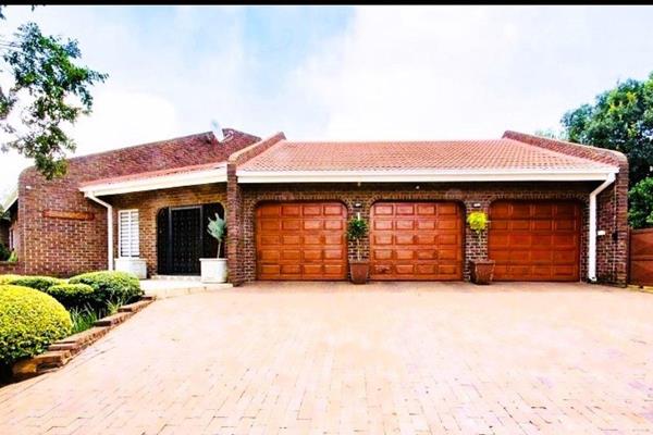 A stunning 6 bedroom house for sale in Jordaan Park. This property epitomizes the essence of desirable living with its prime location ...