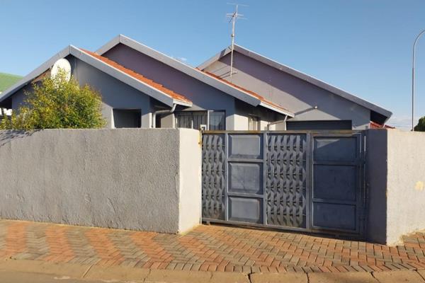 This corner house is located in Protea Glen and offers two bedrooms with built in cupboards, 1 bathroom, lounge and a kitchen.  The ...