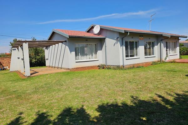 This home boasts kitchen dining room and  lounge
It has 3 sizable bedrooms with 2 ...