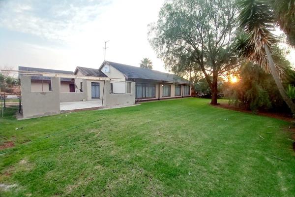 This home offer you the following features.

3 Bedrooms with built in cupboards.

2 Bathrooms (main ensuite)

Lounge, dining room ...