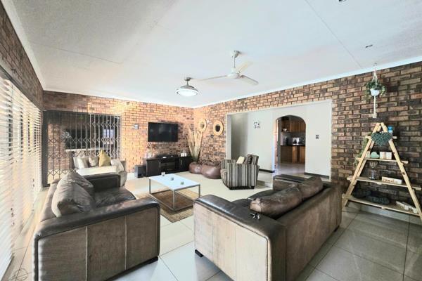 4 Bedrooms, 3 Bathrooms.

Main bedroom with en-suite and walk in closet.

Electric fence.

Study Room.

Open plan lounge and dining ...