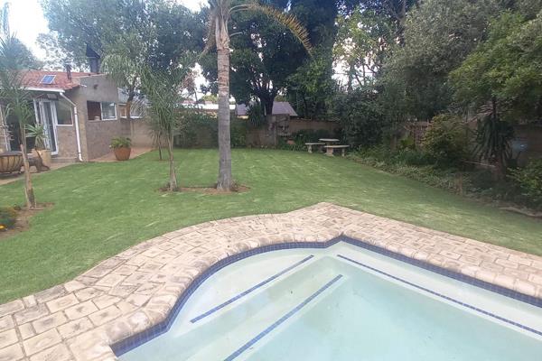 NEAR EAST RAND MALL

Beautiful home that offers 3 spacious North-facing bedrooms, celling fans and laminated floors.  Main bedroom has ...