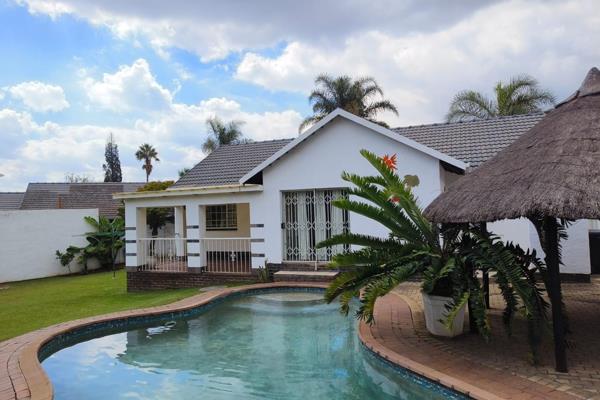 IMMACULATE FAMILY HOME IN A SECURE BOOMED AREA WITH 24HR GUARD

This property has a spacious garden, private pool and Lapa area.
There ...