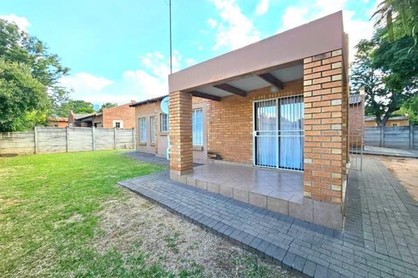 Spacious 3 Bedroom house with 2 Bathrooms and one lockable garage. An open plan lounge and kitchen area. Own Garden, Pets allowed. All ...