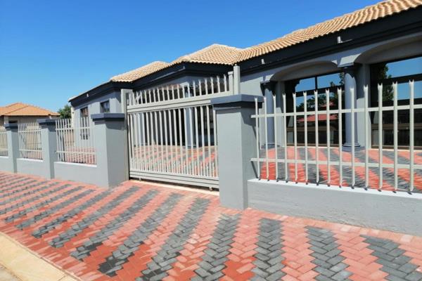This beautiful house comes with 3 bedrooms-Main bedroom with en-suit , open plan kitchen that connects to the lounge and dinning ,1 ...