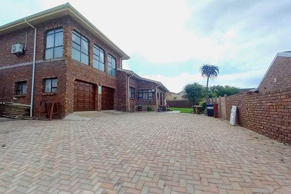 You are welcomed by the large open-plan lounge, dining, kitchen living/entertainment area when you enter this spacious family home. The ...
