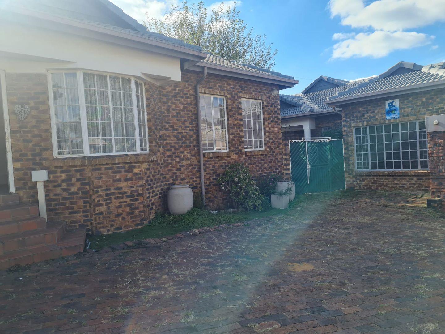 4 Bedroom Townhouse for sale in Florida Park 4 Clemmow Gardens, 17