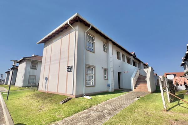 This neat and well kept apartment in the heart of Randfontein is available for a young ...