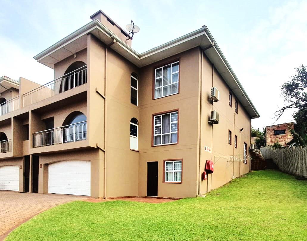 3 Bedroom Townhouse for sale in Winklespruit P24114299908