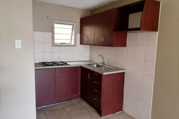 Ideal for a person working at Steve Biko hospital
1 Bedroom apartment for rent.
1 Bathroom
Openplan living/kitchen
Undercover parking ...