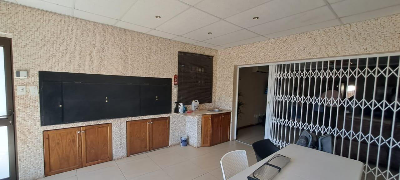 3 Bedroom House for sale in Kuruman - P24-114301859