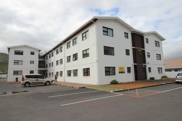 This apartment is located in Silver Oaks in Northcliff Hermanus
Tiled entrance that ...