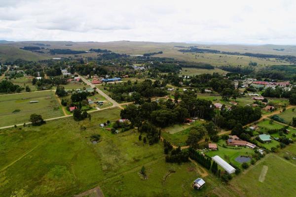 This big 5552 sqm stand is located in a quiet part of Dullstroom, perfect to build your ...