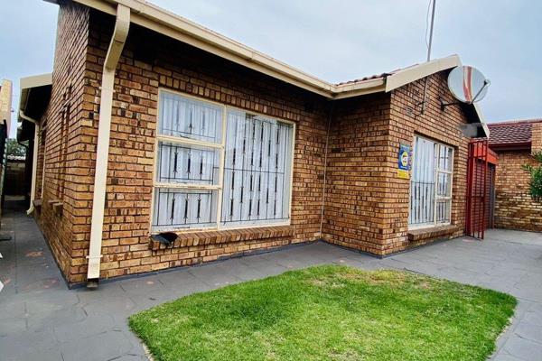 Price : r 1 075 000.00??????

This house consist of :
- 4 bedroom 
- 1 Bathroom, toilet and shower .
- Dining Room
-Lounge ...