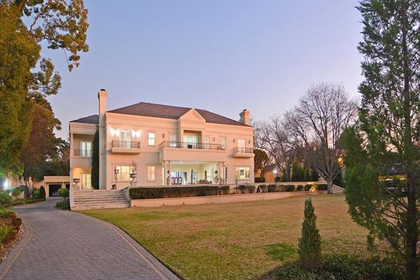 Located within a sought-after controlled access road in Bryanston East, an impressive and young Georgian mansion awaits.

Its entrance ...