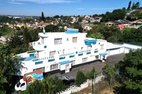 This boat designed house stands out in the neighbourhood because of its unique style. This house has 5 garages. 2 of the garages have ...