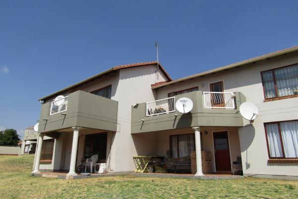 Lovely 2 Bedroom 1 Full bathroom unit in well managed complex in Mondeor. Open plan lounge and dining room. 24 Hour security and pool ...