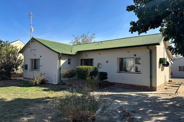 This 3 bedroom Family Home is situated in the centre of Porterville walking distance from town.  The master bedroom have build-in ...
