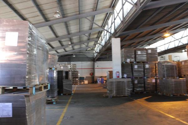 Warehouse space comprises 3 warehouses with offices! Approximately 750m&#178; + ...