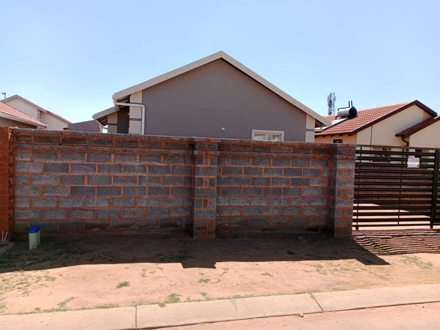 3 Bedroom House for sale in Buhle Park - P24-114308534