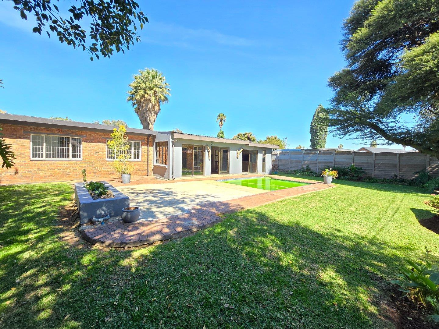 3 Bedroom House for sale in Petersfield P24114310408