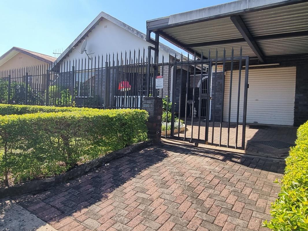 3 Bedroom House for sale in Raisethorpe P24114311415